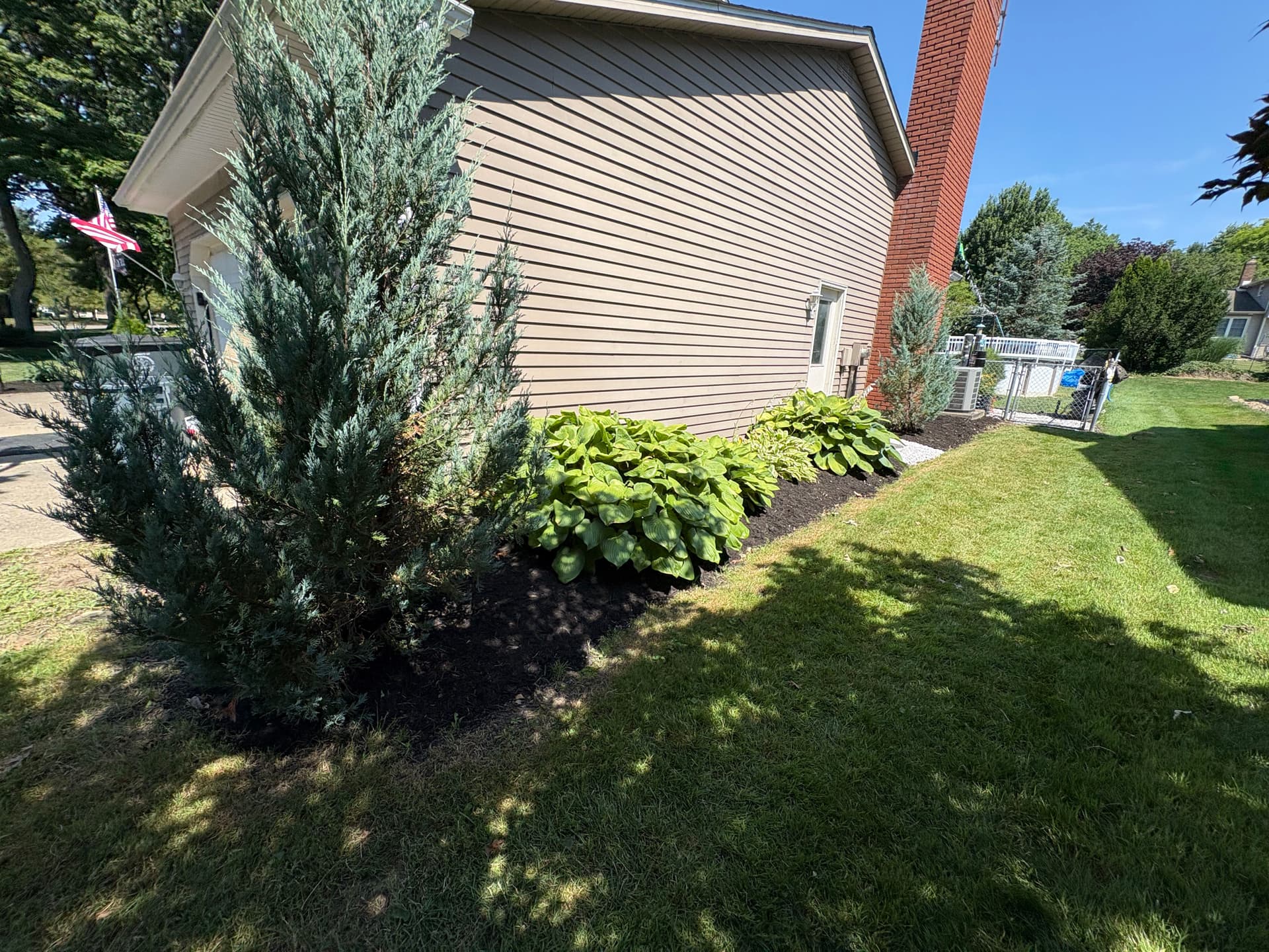 Gallery photos for Fresh Mulch Beds and a Gravel Walkway That Actually Work: Image #4
