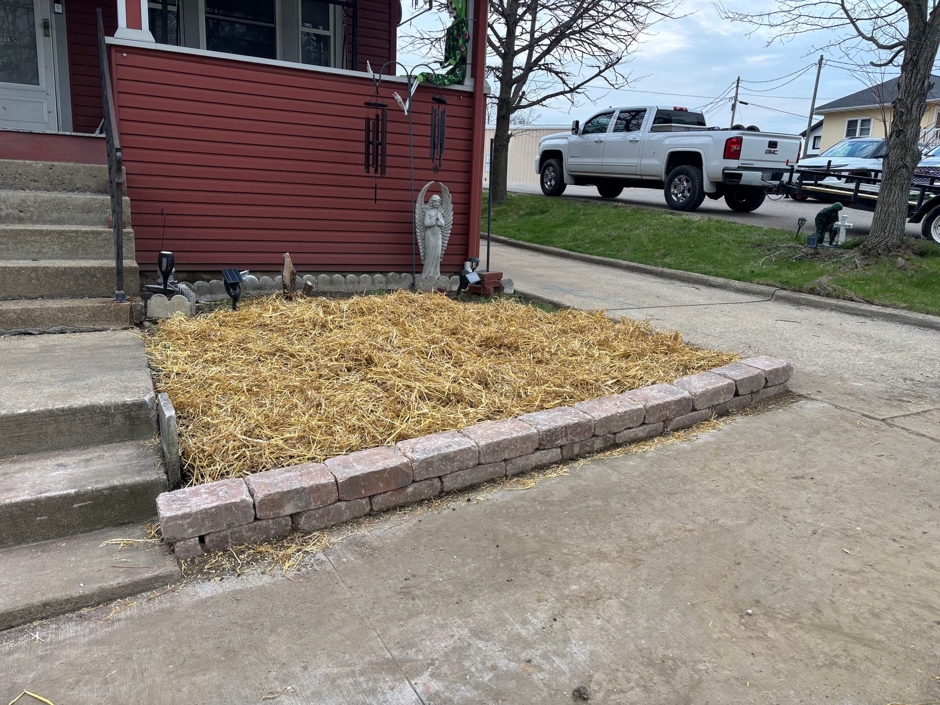 Gallery photos for Front Yard Retaining Wall That Holds Its Ground: Image #1